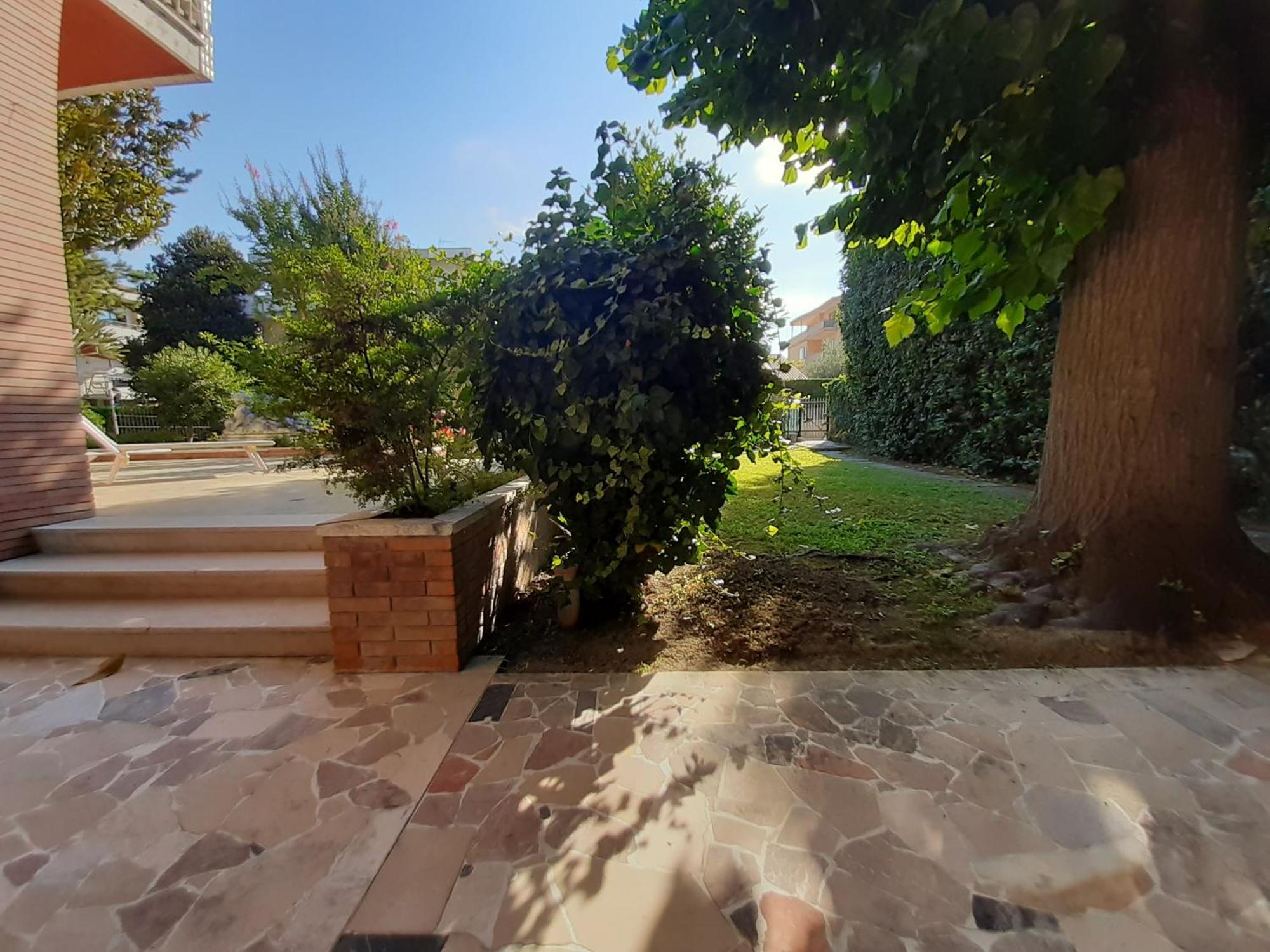 La Gran Dama Bed & Breakfast Roseto Degli Abruzzi Exterior photo